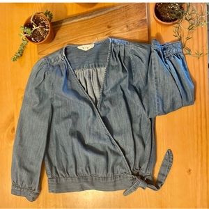 Madewell side tie wrap top. 3/4 sleeves, soft and secured with buttons.